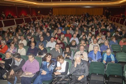 La platea del Teatre Ateneu es va omplir de públic.