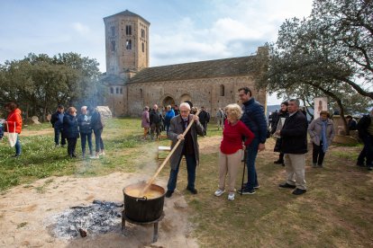 L’escriptor lleidatà Josep Vallverdú, ahir removent el ranxo que es va servir als assistents a l’acte de commemoració.