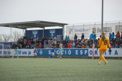 Les grades del Recasens es van omplir a vessar per animar l’equip en la visita del Barça B.