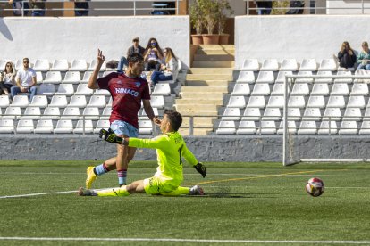 Juan Camilo Becerra bat el porter per anotar l’1-2 al tall del descans.