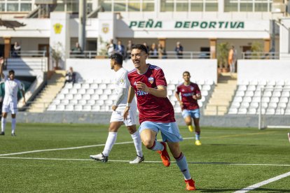 Juan Camilo Becerra bat el porter per anotar l’1-2 al tall del descans.