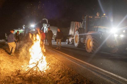 Una vintena de pagesos van participar en el tall de carretera a la C-14 a Tàrrega.