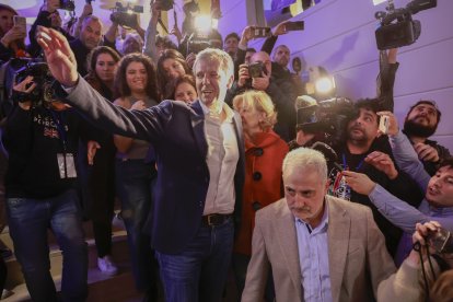 Alfonso Rueda, exultant, es dirigeix a valorar els resultats amb la seua dona i les seues filles, darrere d’ell.