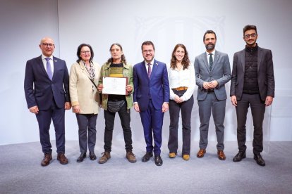 Entrega ahir del diploma a Eduardo Marín, tercer per l’esquerra, al costat del president Aragonès.