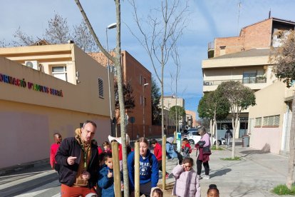 Els alumnes d’Infantil 5 del Joan Maragall van plantar quatre lledoners davant del col·legi.