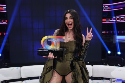 Naiara Moreno sosté el trofeu de guanyadora d’‘Operación Triunfo 2023’ a l’imposar-se a la final.