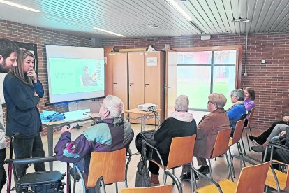 Primera sessió de l’Escola de Cuidadors i Cuidadores, ahir.