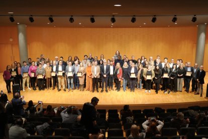 Foto de família d’autoritats i representants de les empreses guardonades, ahir a l’Auditori.