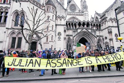 Protesta de seguidors d’Assange davant dels jutjats londinencs.