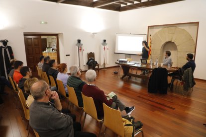 Imatge de la reunió que es va fer ahir a la nit a Barbens.