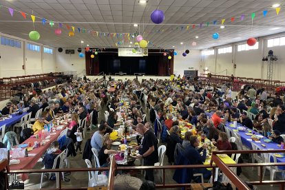 Cassoles ■ Miralcamp va celebrar el Carnaval el cap de setmana passat i dissabte més de 600 persones es van reunir al pavelló poliesportiu durant la Festa de les Cassoles. Els actes també van incloure, per exemple, una trobada de cotxes bojos i  ...