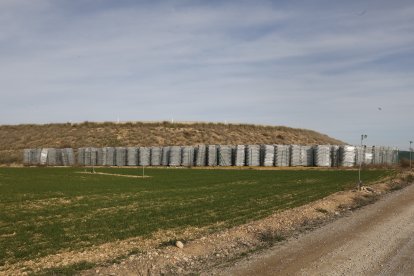 Les estructures flotants aplegades des de fa mesos al costat de la bassa d’Alfés. Les plaques es troben sota coberta en un magatzem.