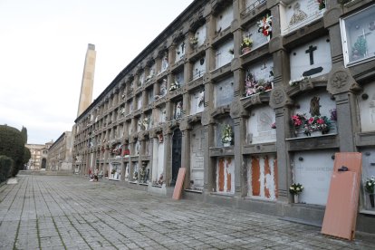 Dos dels nínxols les làpides dels quals van ser destrossades, ja reparats, al departament de Sant Josep.