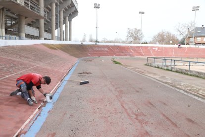 Un operari treballant ahir en la reparació de la pista al costat del peralt d’una de les rectes.