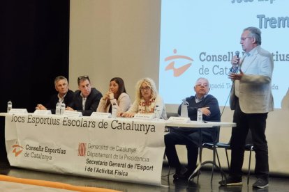 Joan Ubach, dempeus, durant una reunió dels consells esportius.