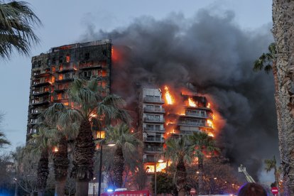 Vista general de l’incendi declarat sobre dos quarts de sis de la tarda d’ahir que va afectar dos edificis.