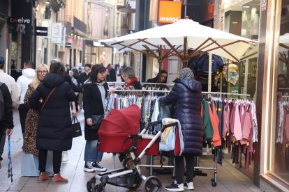 Clients passejaven ahir pels carrers de l’Eix i feien les últimes compres de la temporada d’hivern.