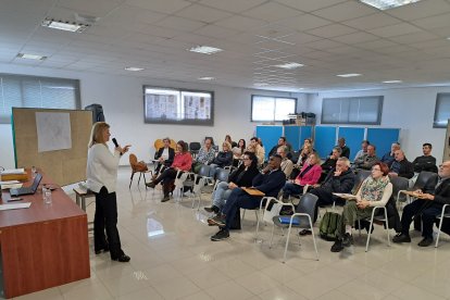 La reunió informativa sobre la modificació del pla al local de Serrallarga, en plena Horta.