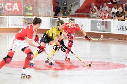 Luchi Agudo és perseguida per dos jugadores del Benfica en el partit de la Champions de l’any passat.