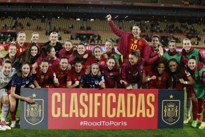 Les jugadores de la selecció celebren el pas a la final i l’accés als Jocs Olímpics de París.