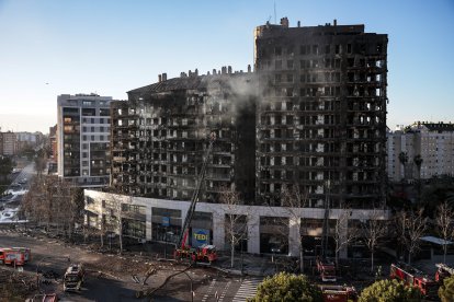 L’edifici va quedar completament calcinat per les flames i pràcticament només queda dreta l’estructura de formigó.