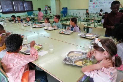 Alumnes al menjador escolar d’un col·legi de la capital.