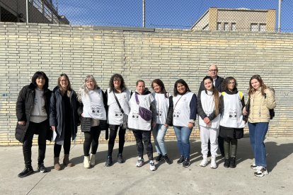 Les set persones que s’han incorporat aquest any a la cinquena edició del programa ‘De la mà’, de Balaguer, amb els tècnics de la Paeria.