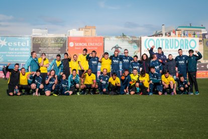 Foto de família dels jugadors de l’Atlètic Lleida Genuine i de la Fundació Aspros.