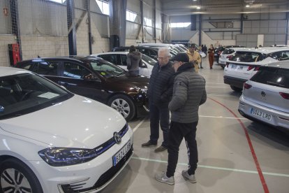 Visitants en la primera jornada de la fira Agr’auto.