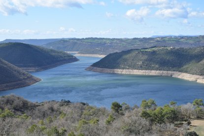 Vista des de Tiurana del pantà de Rialb, al Segre, que acumula més aigua que fa un any.