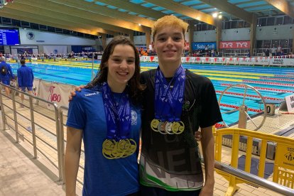 Emma i Jordi Carrasco, amb totes les medalles aconseguides.