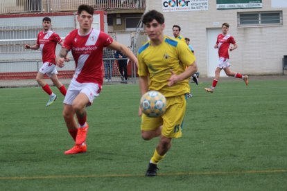 Un jugador de l’Artesa de Segre disputa la pilota a un rival.