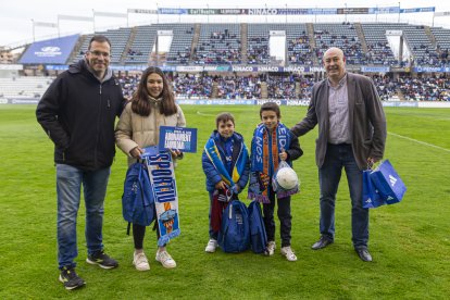 El club va entregar els premis als tres guanyadors del concurs Concurs Blau en el descans.