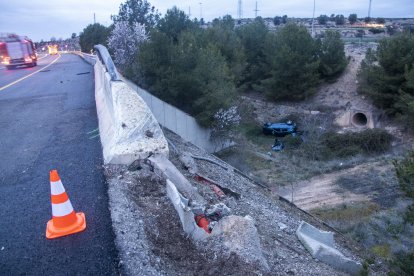 Vista del vehicle que va caure ahir per un terraplè a l’A-2.