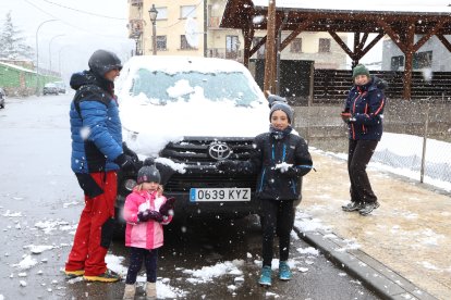 Veïns d’Esterri d’Àneu van gaudir ahir de la neu.