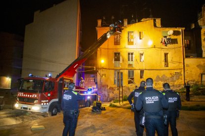 Agents de la Urbana, amb els Bombers, ahir al carrer Companyia de Lleida.