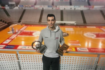 Gerard Encuentra, al Barris Nord subjectant els dos trofeus de la Lliga Catalana de LEB conquerits les dos últimes temporades.