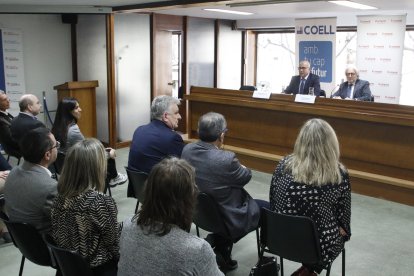 Un moment de la reunió conjunta a la seu de COELL, ahir.