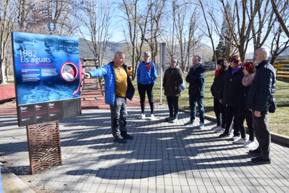 Un moment de la visita guiada a l’exposició que acull el Parc del Segre de la Seu.