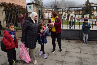 Repartiment de fullets amb la reivindicacions davant del col·legi Pau Claris de la Seu.