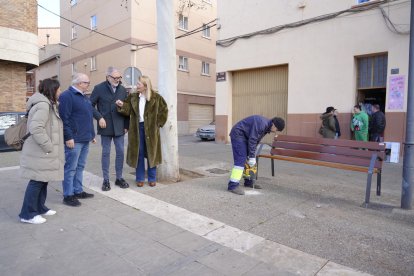 Bancs nous per a Magraners. La Paeria està renovant els bancs de la plaça Joan XXIII de Magraners, que estaven molt deteriorats. Es tracta d’una reivindicació veïnal, sobretot de les persones grans.