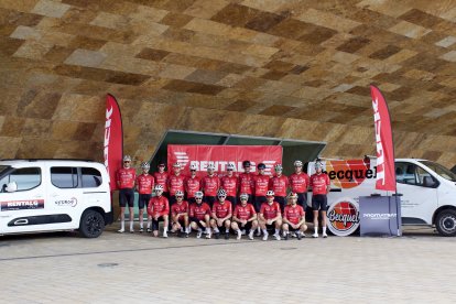 El club va fer la foto oficial dissabte passat a la Llotja dels seus dos equips, el d’Elit sub-23 i el Màsters.