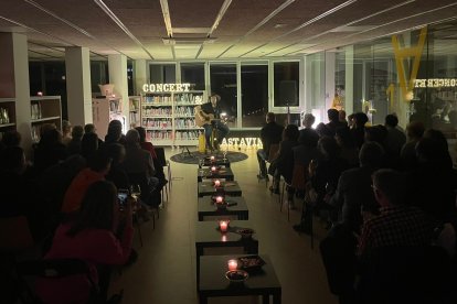 Un moment del concert de Fabio Canu a la biblioteca de Bellvís.