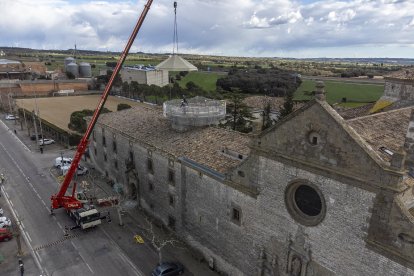 Una grua va elevar per sobre dels quinze metres aquesta mola de 2.200 quilos de pes, amb un diàmetre de gairebé 5 metres.