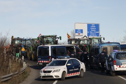 Els Mossos d’Esquadra van mirar d’impedir el pas dels tractors a l’AP-2 a Soses.