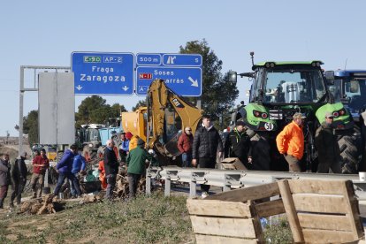 A l’AP-2 a Soses continuaven ahir concentrats desenes de tractors que impedien el pas en els dos sentits.