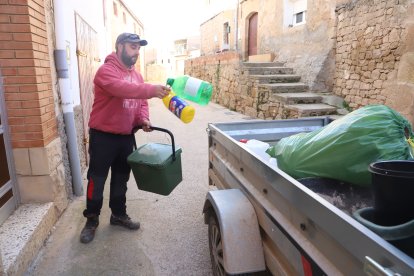 L’agutzil del Cogul duent a terme la recollida d’escombraries domiciliària.