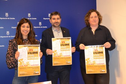 L’alcaldessa d’Almatret, Jennifer Nadal, el diputat Òscar Martínez i Montse Duaigües.