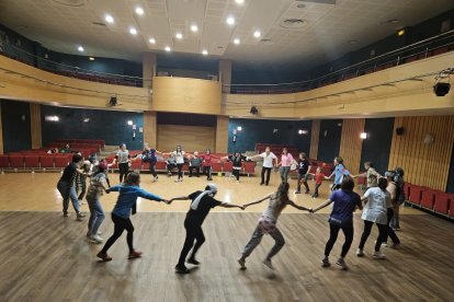 Un dels exercicis que van dur a terme divendres passat en l’activitat de risoteràpia.