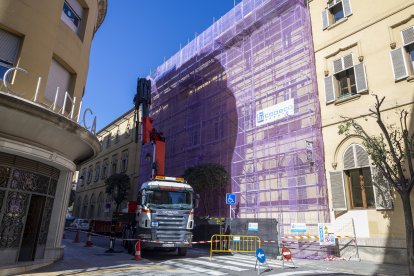 Les bastides instal·lades per executar les obres de la teulada.